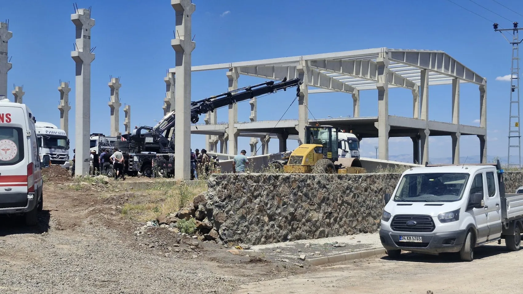 Kayapınar’daki fabrika inşaatında beton blok felaketi 55 yaşındaki işçi hayatını kaybetti