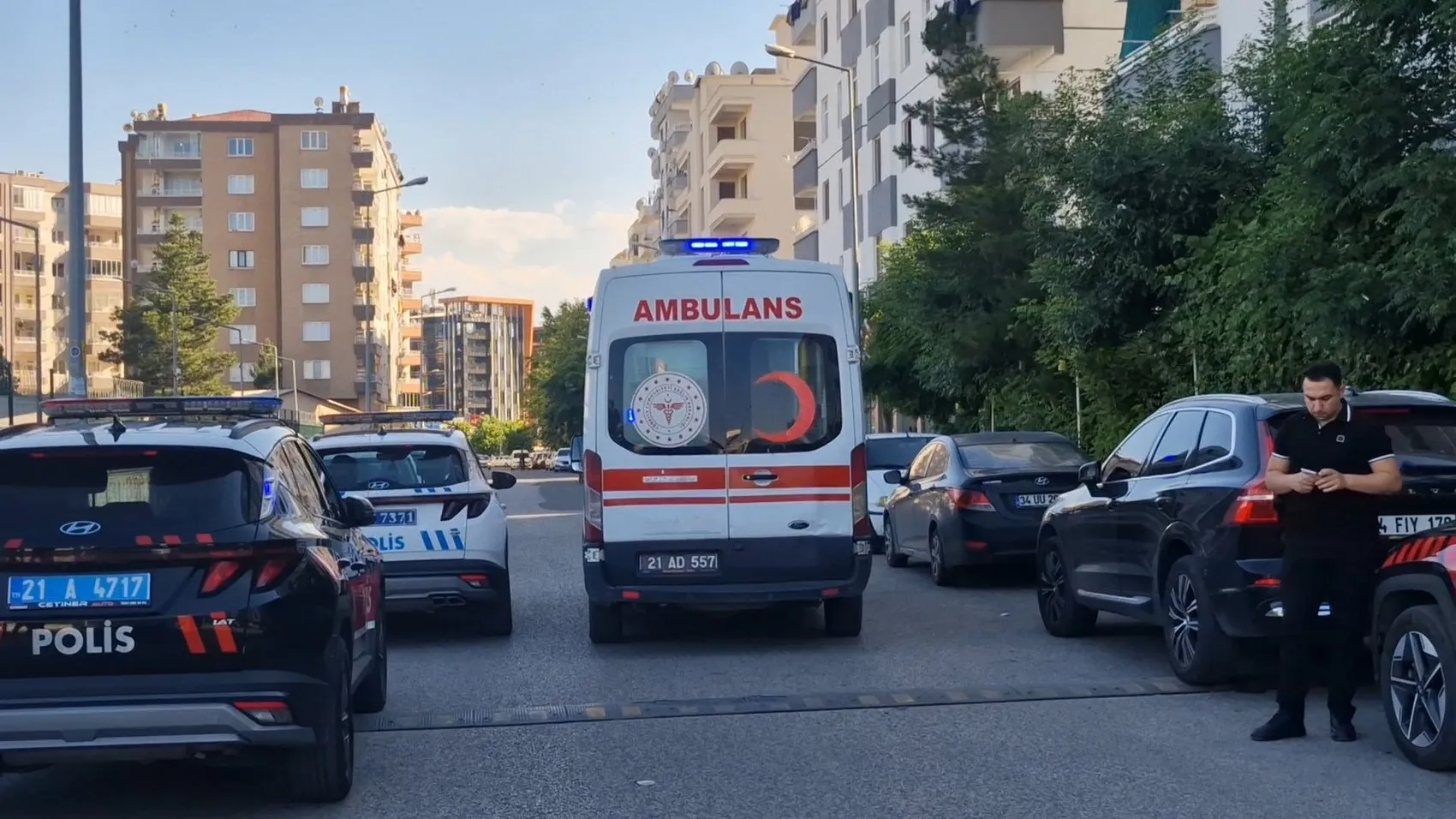 Diyarbakır Kayapınar’da dehşet anları Husumetli gruplar birbirine girdi, 3 yaralı var