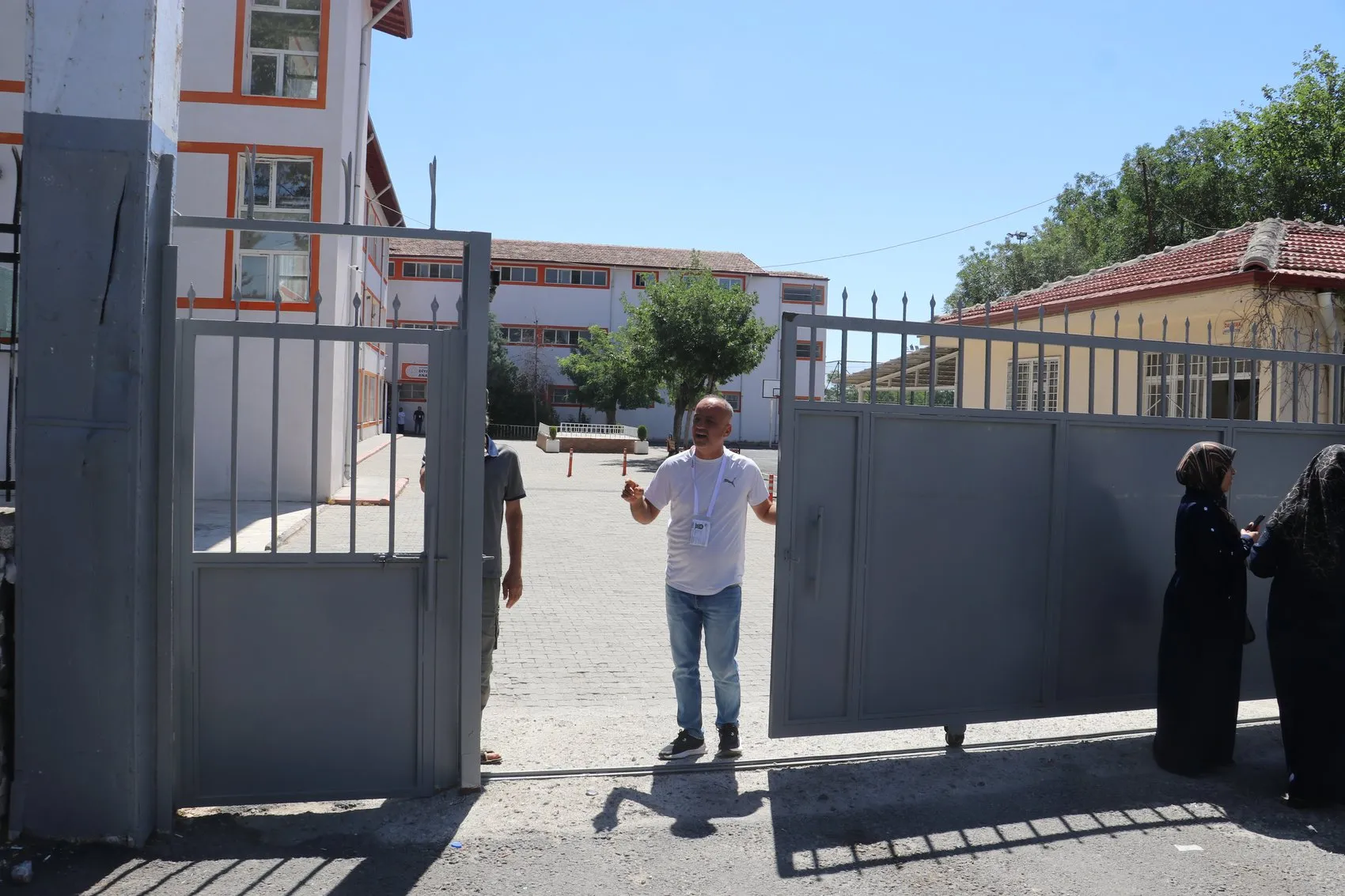 Diyarbakır'da AYT maratonu başladı Sınav salonuna giren gençlerin aileleri kapıda dua etti