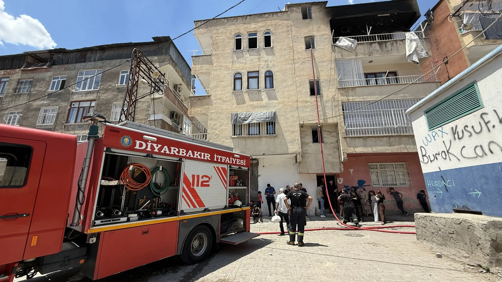 Bağlar'daki yangın sonrası mahallede tansiyon yükseldi İki komşu arasında kavga çıktı
