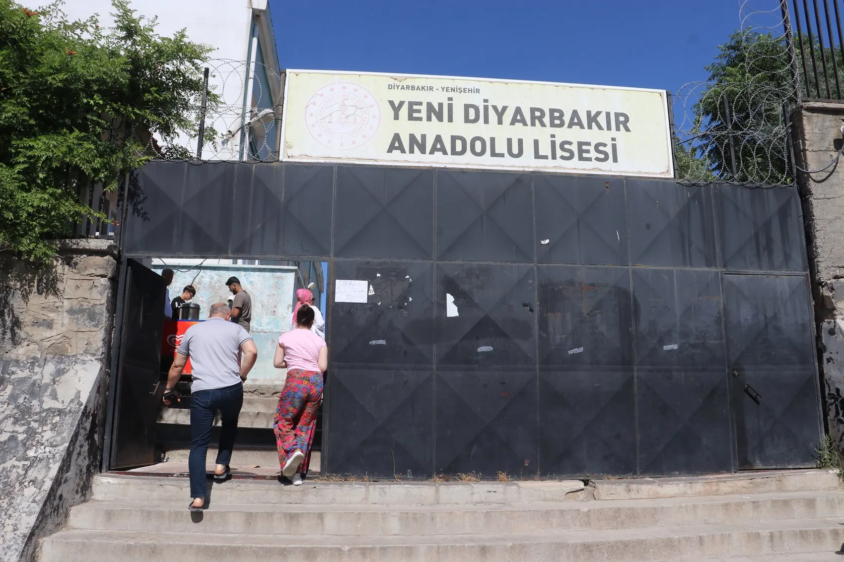 Diyarbakır'da AYT maratonu başladı Sınav salonuna giren gençlerin aileleri kapıda dua etti