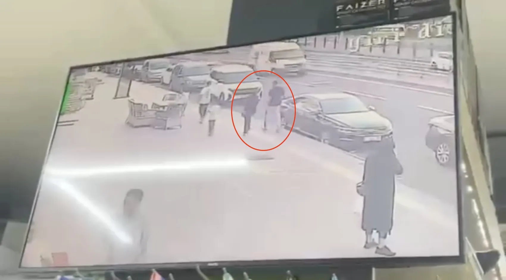 Diyarbakır Urfa Bulvarı'nda talihsiz an Düşürülen 60 bin liralık altın bileklik böyle