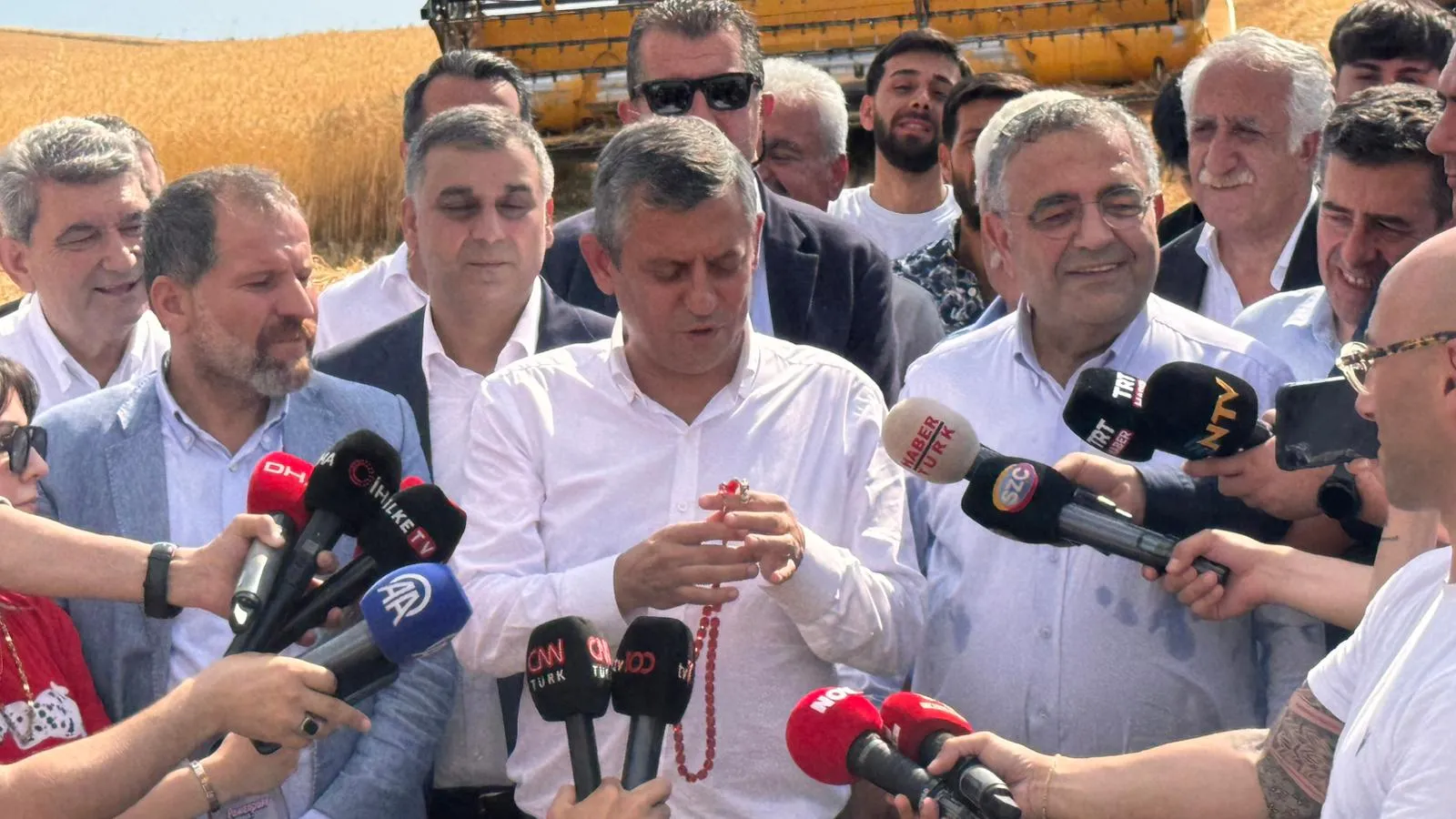 Bismil'de buğday hasadına katılan Özgür Özel'den çiftçilere borç faizi sözü