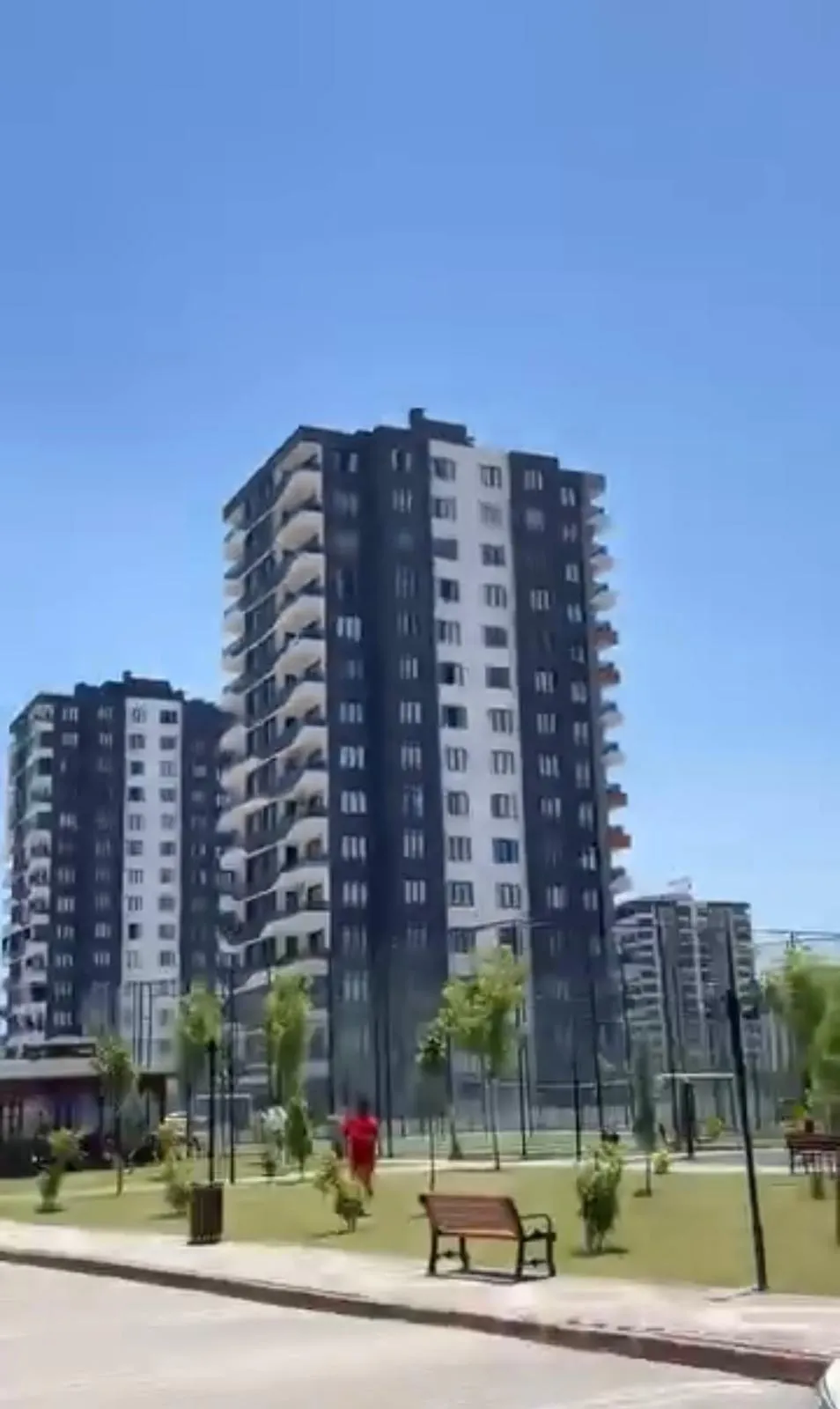 Diyarbakır Yenişehir'de yürekleri ağza getiren manzara 12'nci katta pencereye çıktı