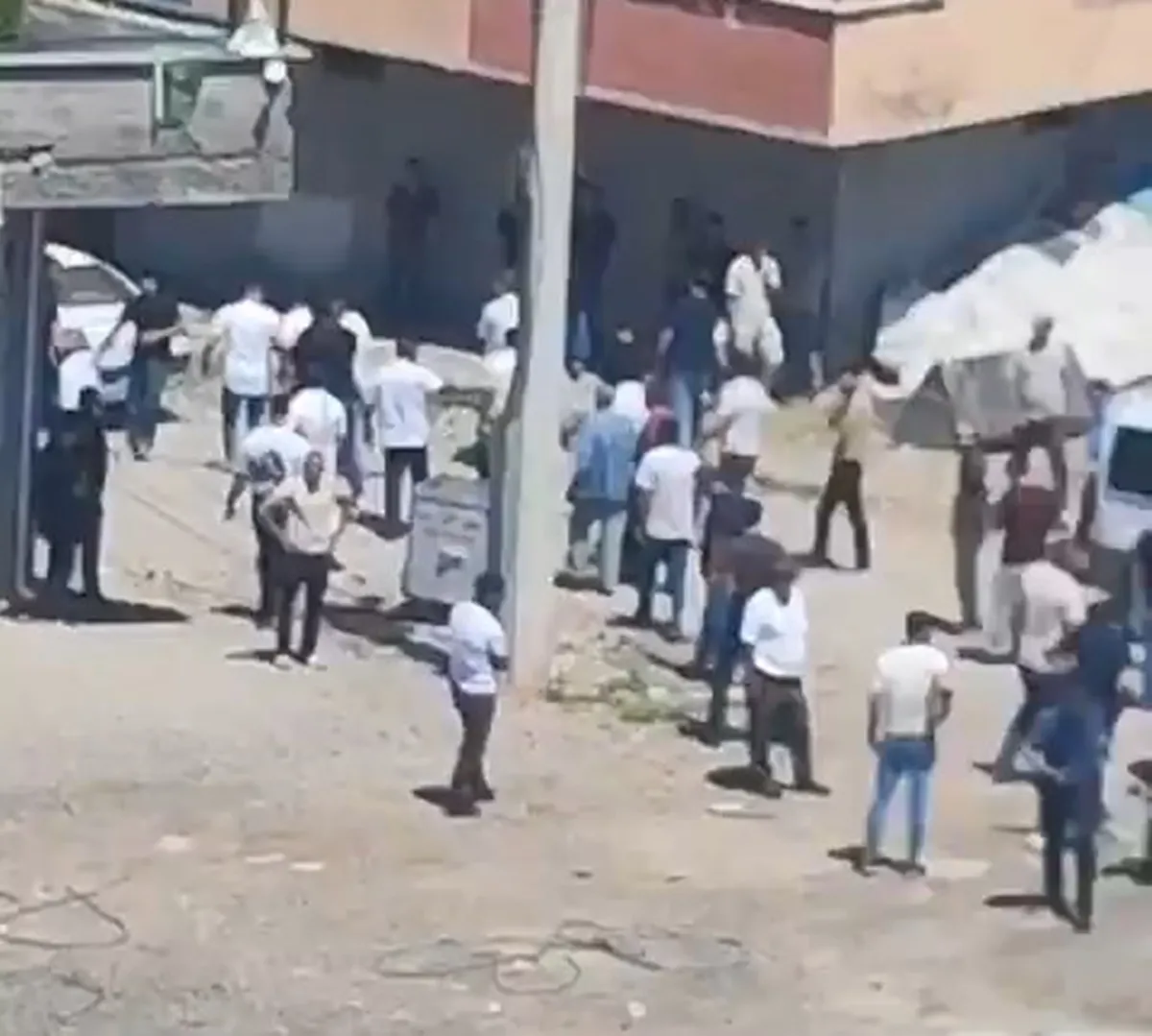 Sur Çarıklı'da gergin anlar Narin Güran davası tutuklusunun yakınları kavgada serbest