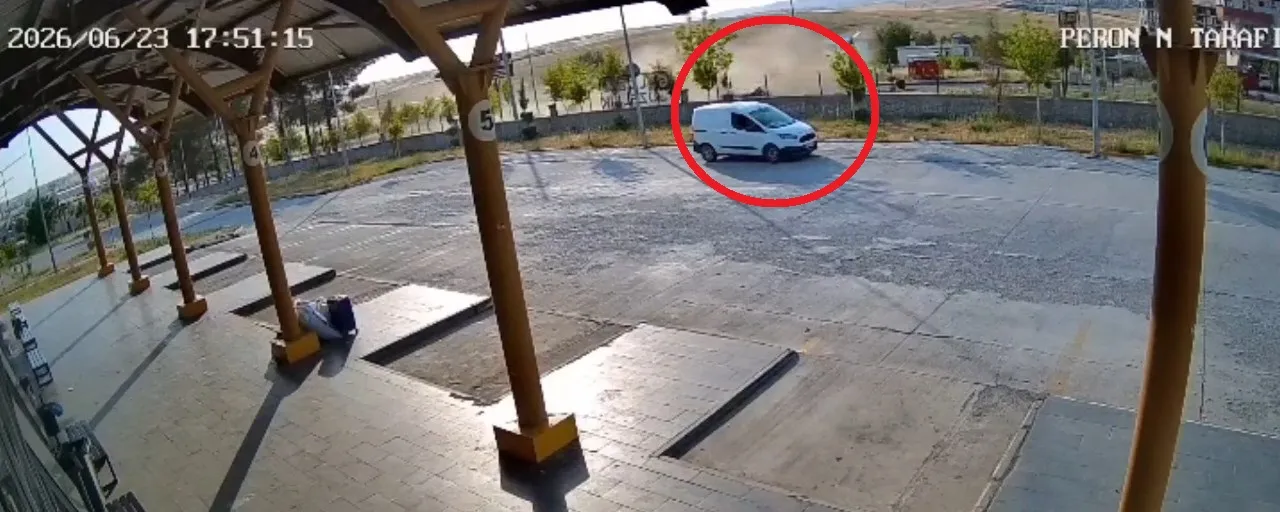 Silvan'da kontrolden çıkan araç takla attı İki kişinin ağır yaralandığı kaza kamerada