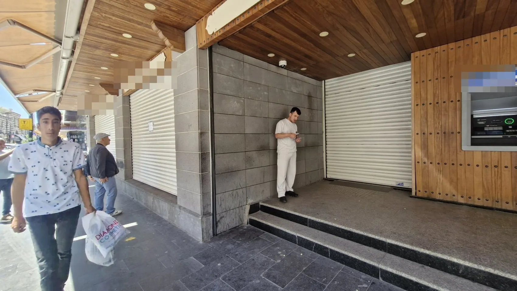 Sur ilçesinde sessiz geceyi bozan silah sesleri Banka şubesi hedef alındı