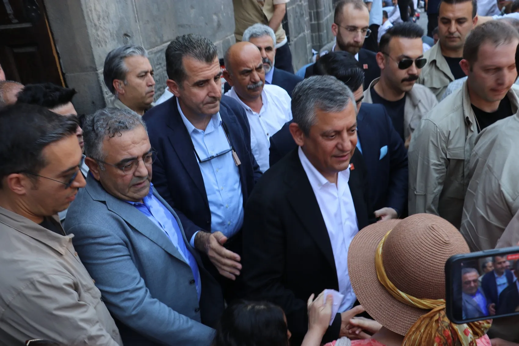 Özgür Özel Diyarbakır'da Tahir Elçi'nin anısına karanfil bıraktı Yol cümleden uludur
