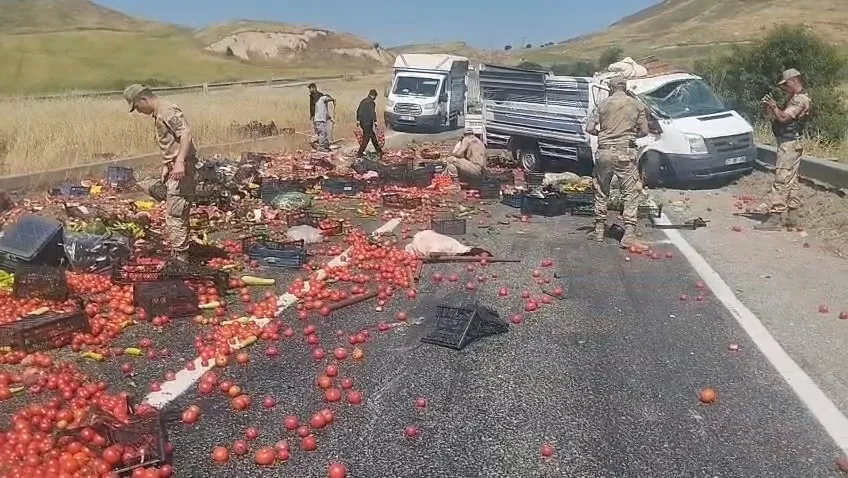 Silvan yolunda lastik patlaması sonucu ürünler yola saçıldı Trafik kısa süreliğine aksadı