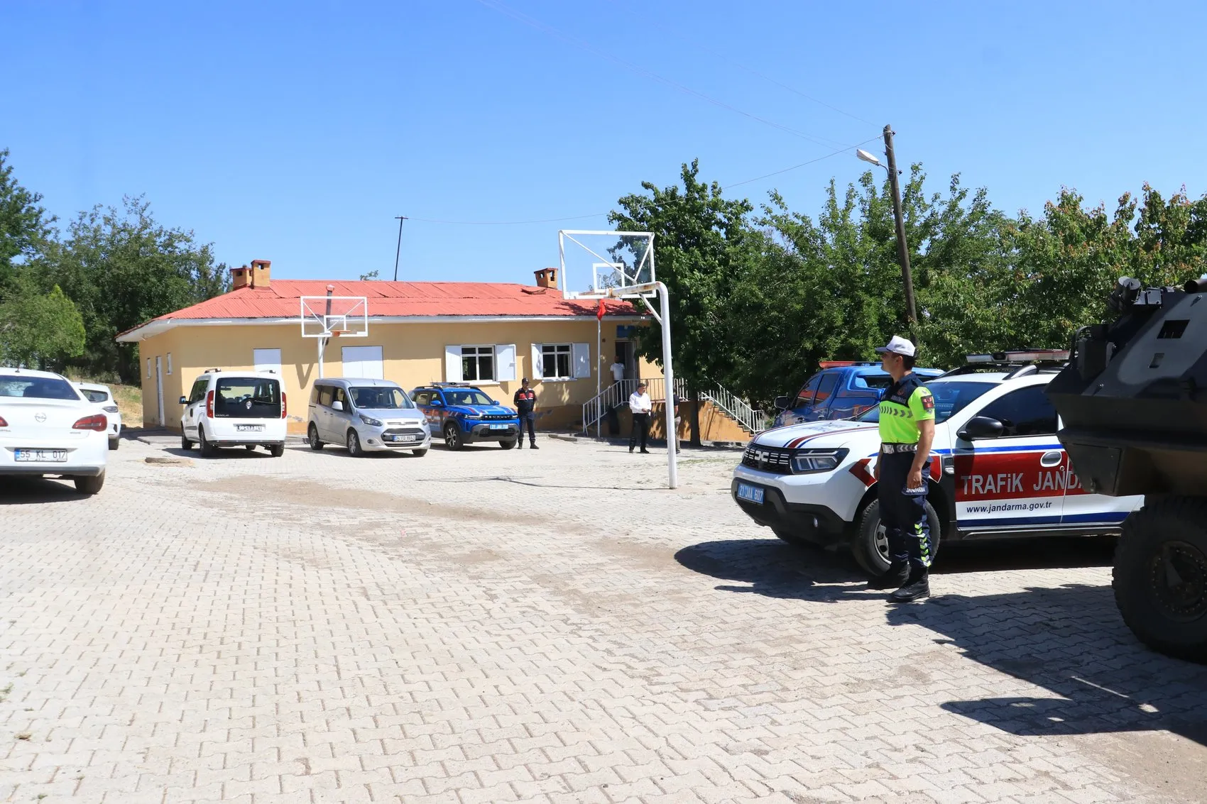Tavşantepe'de seçim mesaisi Narin Güran davasında hüküm giyen eski muhtarın yerine adaylar