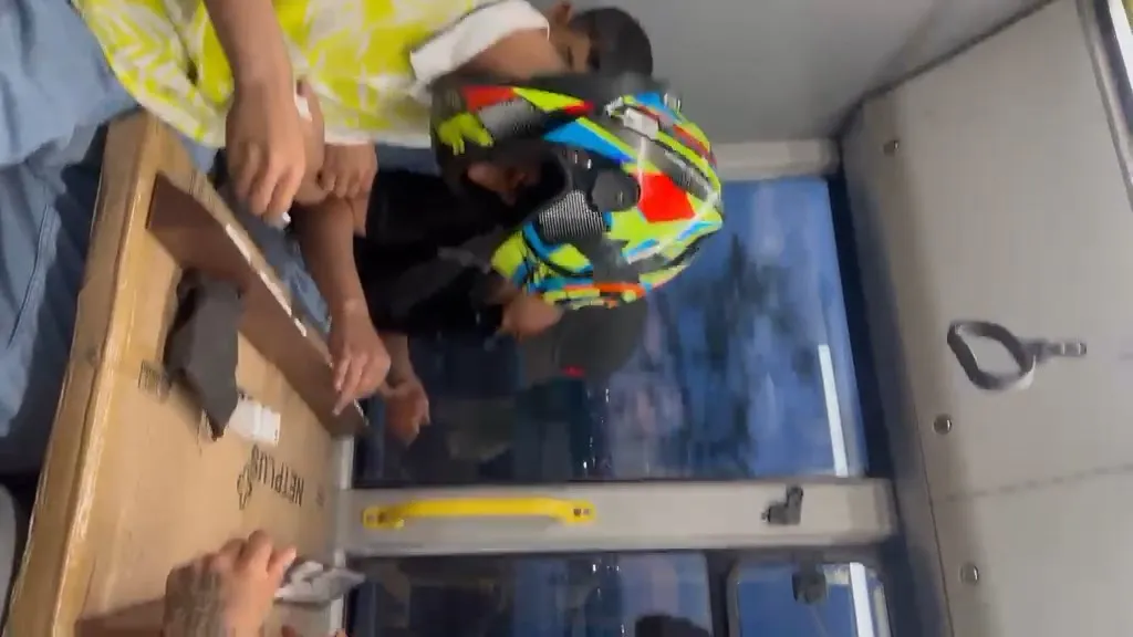 Diyarbakır-Bismil hattındaki otobüste şaşkınlık veren anlar Yolcular kartondan masa kurup