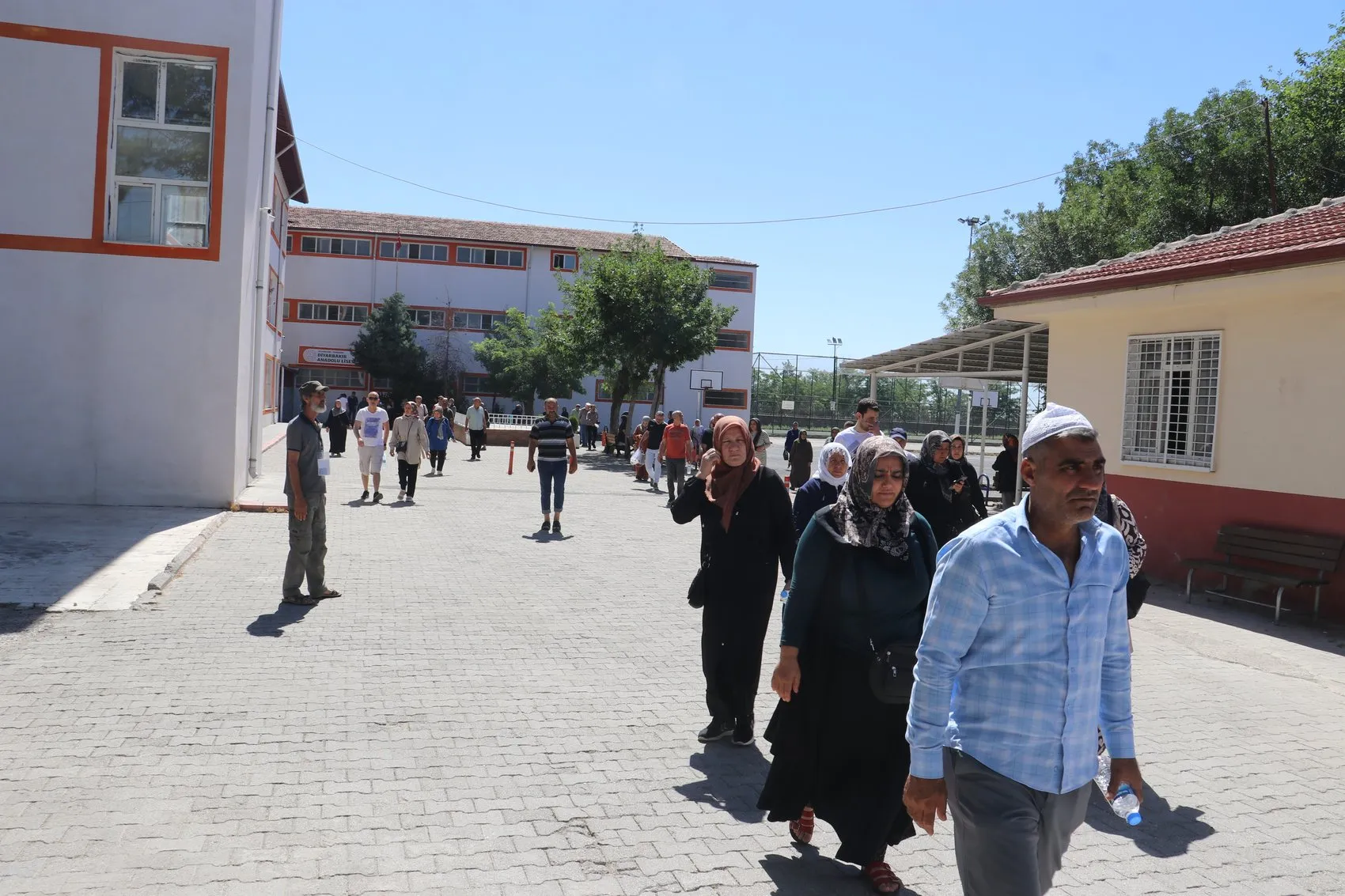 Diyarbakır'da AYT maratonu başladı Sınav salonuna giren gençlerin aileleri kapıda dua etti