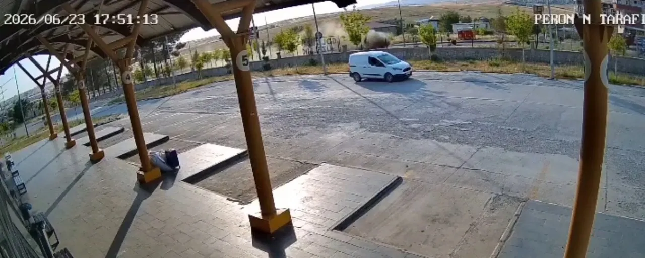 Silvan'da kontrolden çıkan araç takla attı İki kişinin ağır yaralandığı kaza kamerada