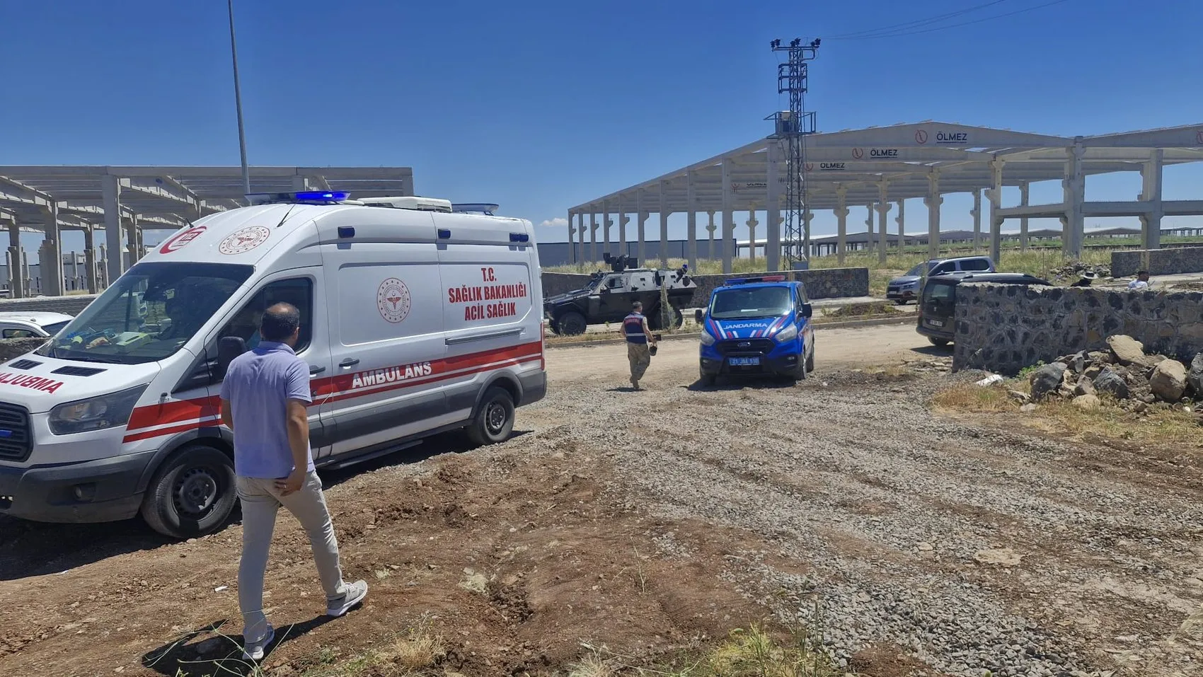 Kayapınar’daki fabrika inşaatında beton blok felaketi 55 yaşındaki işçi hayatını kaybetti