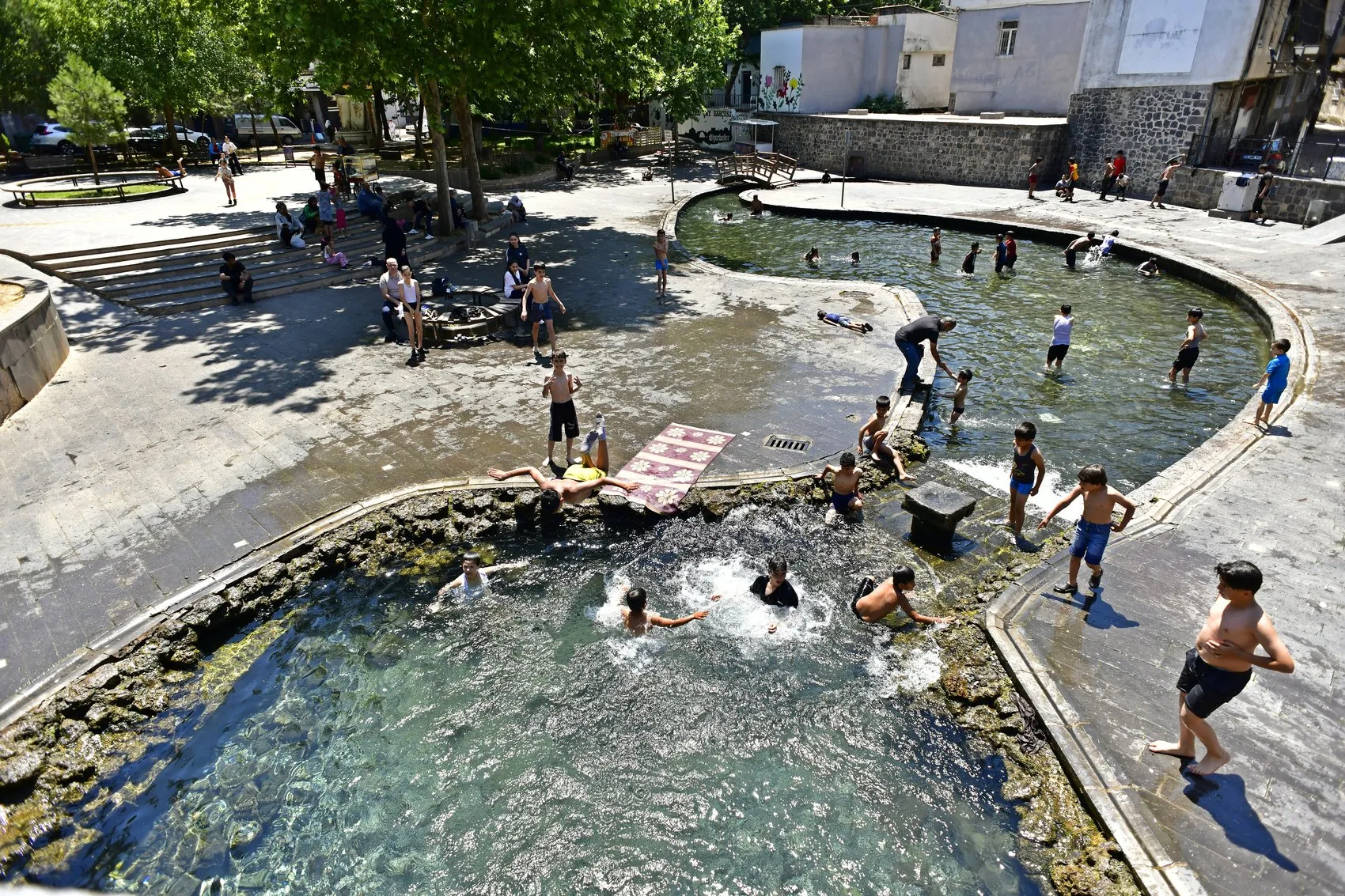 Diyarbakır'da 37 derece sıcaklıkta Anzele Parkı'ndaki tehlikeli serinleme mesaisi