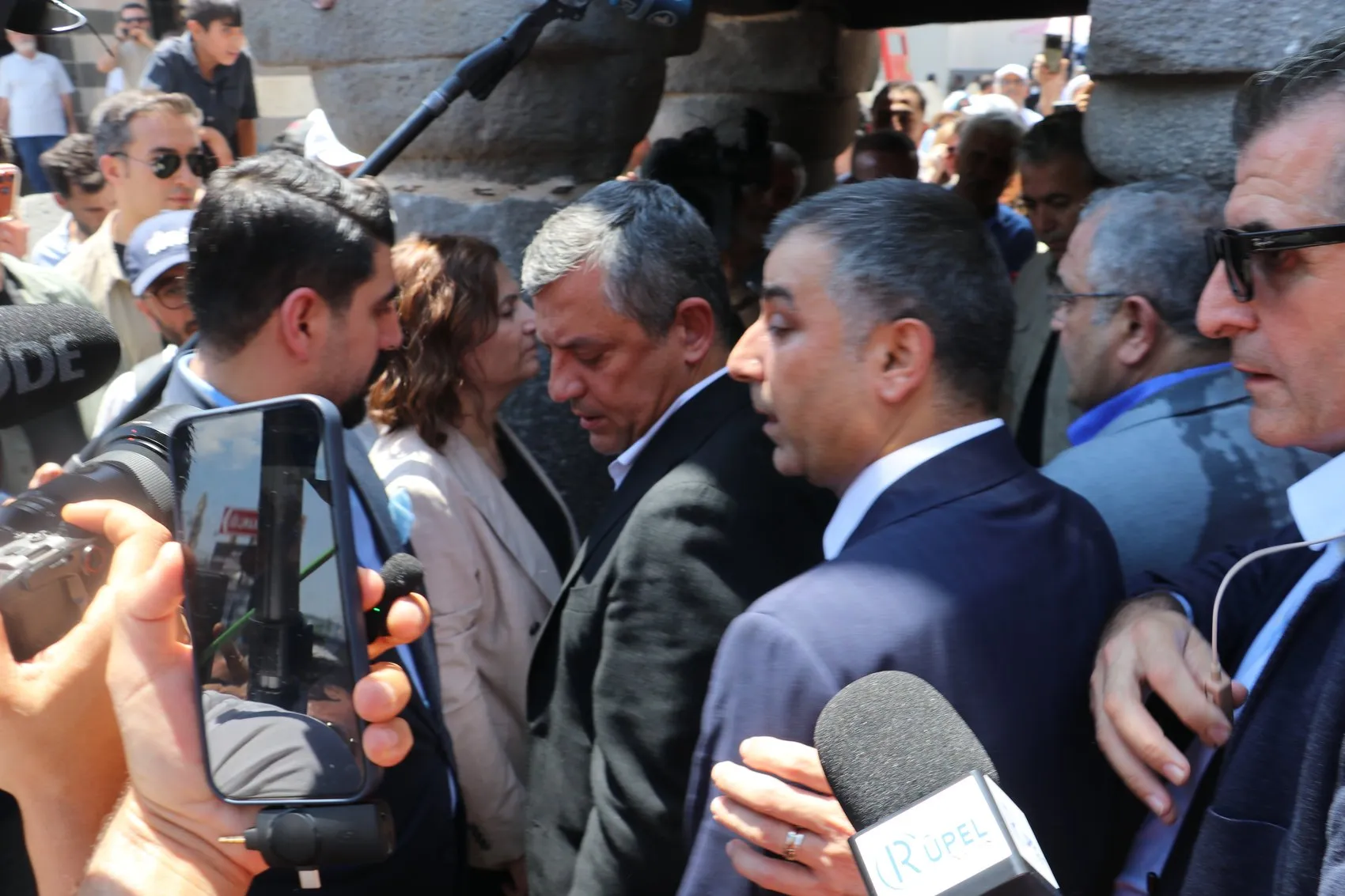 Özgür Özel Diyarbakır'da Tahir Elçi'nin anısına karanfil bıraktı Yol cümleden uludur