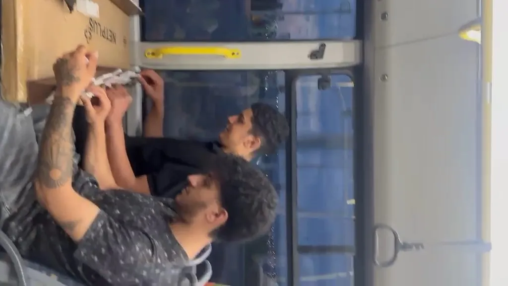 Diyarbakır-Bismil hattındaki otobüste şaşkınlık veren anlar Yolcular kartondan masa kurup