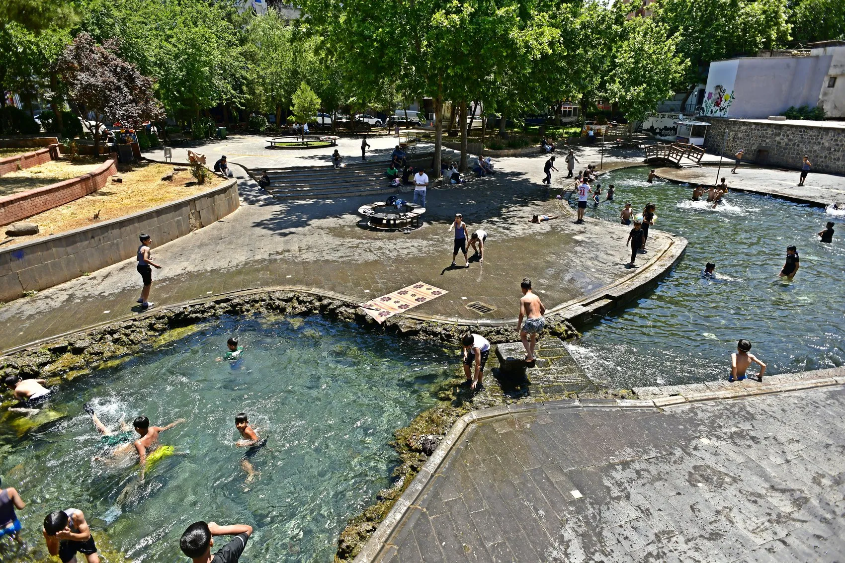 Diyarbakır'da 37 derece sıcaklıkta Anzele Parkı'ndaki tehlikeli serinleme mesaisi