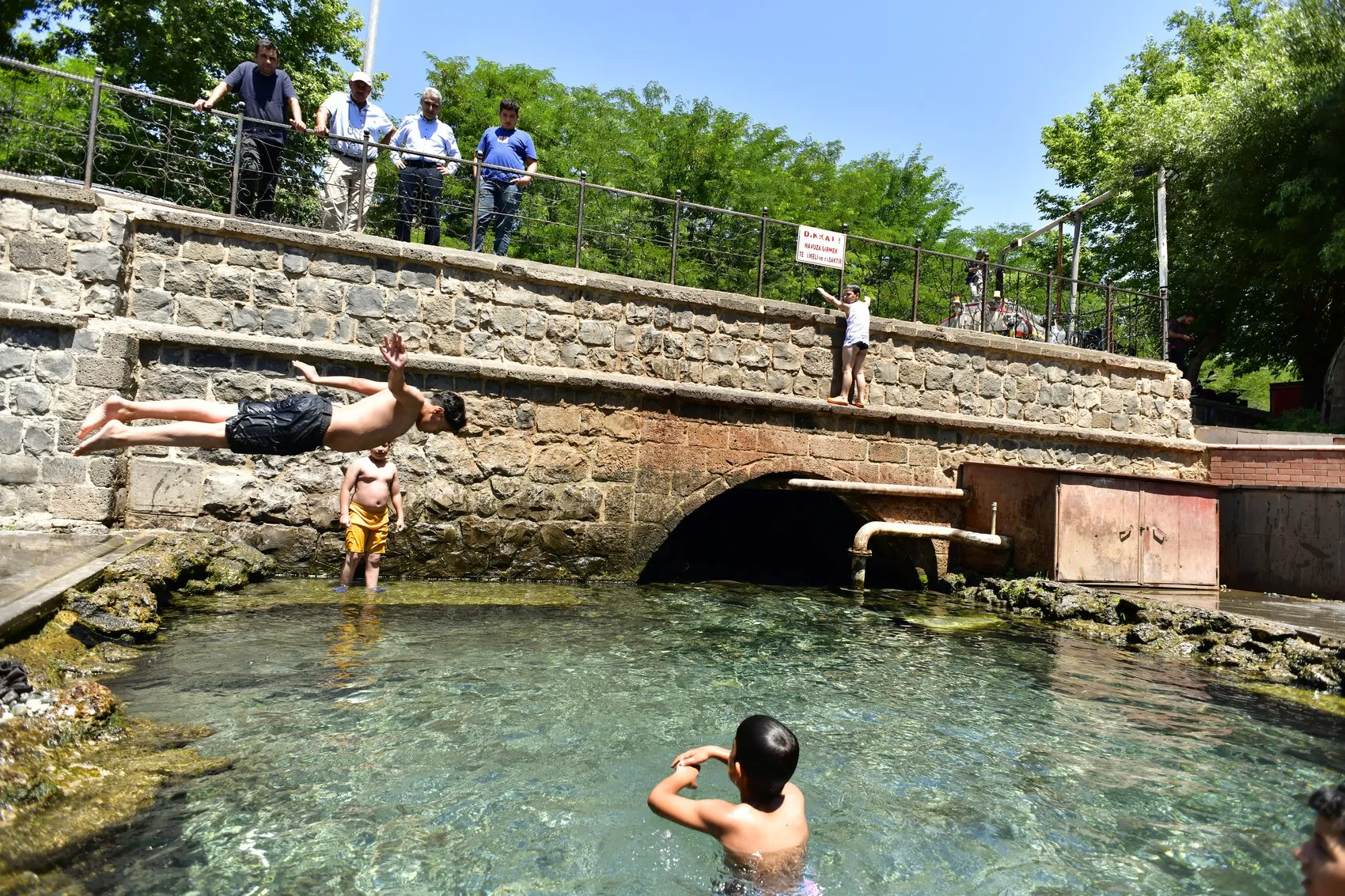Diyarbakır'da 37 derece sıcaklıkta Anzele Parkı'ndaki tehlikeli serinleme mesaisi