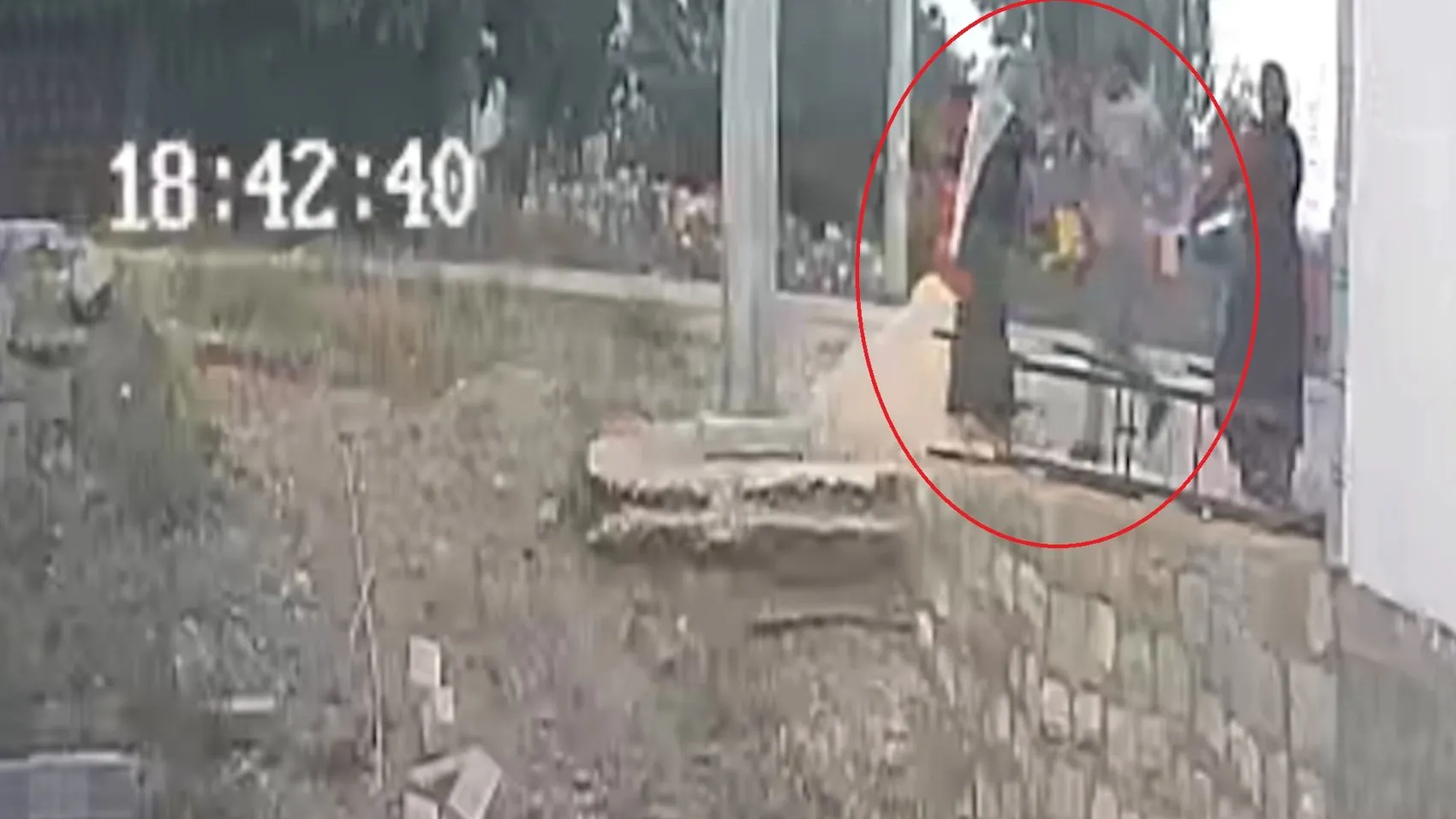 Ergani'de engelli kızı için rampa çalışması yaptıran anneye komşusundan kürekli saldırı