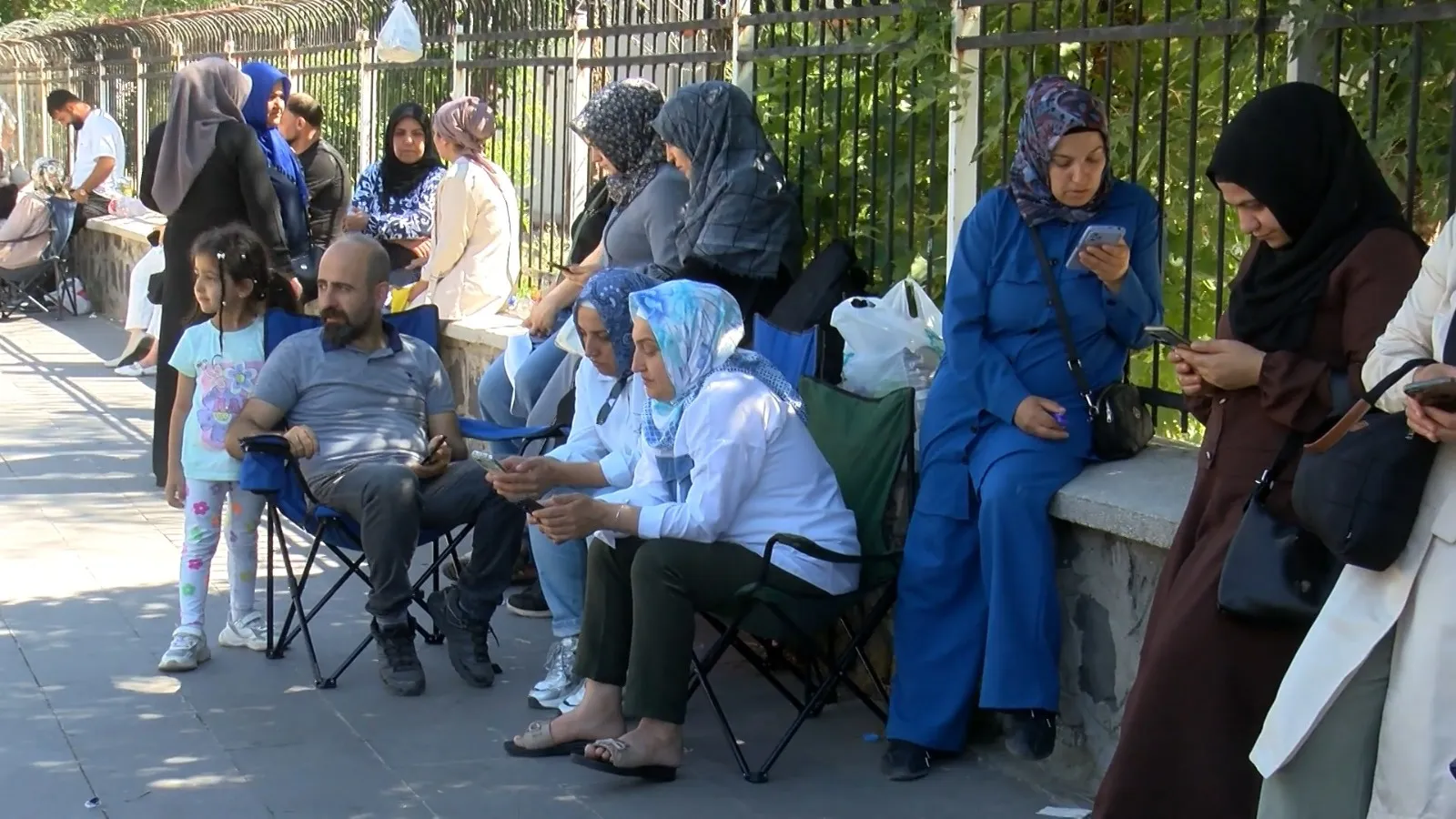 Diyarbakır'da LGS sınavı devam ederken okul önlerinde velilerin dua nöbeti Telefonlarından