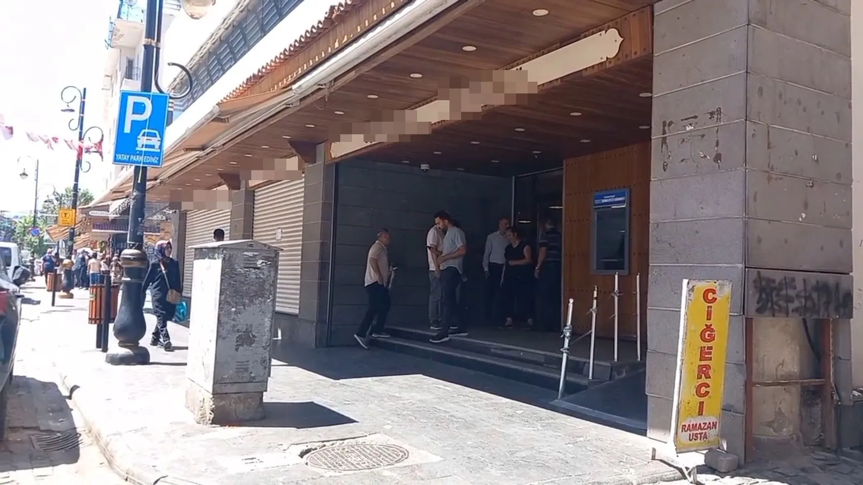 Sur ilçesinde sessiz geceyi bozan silah sesleri Banka şubesi hedef alındı