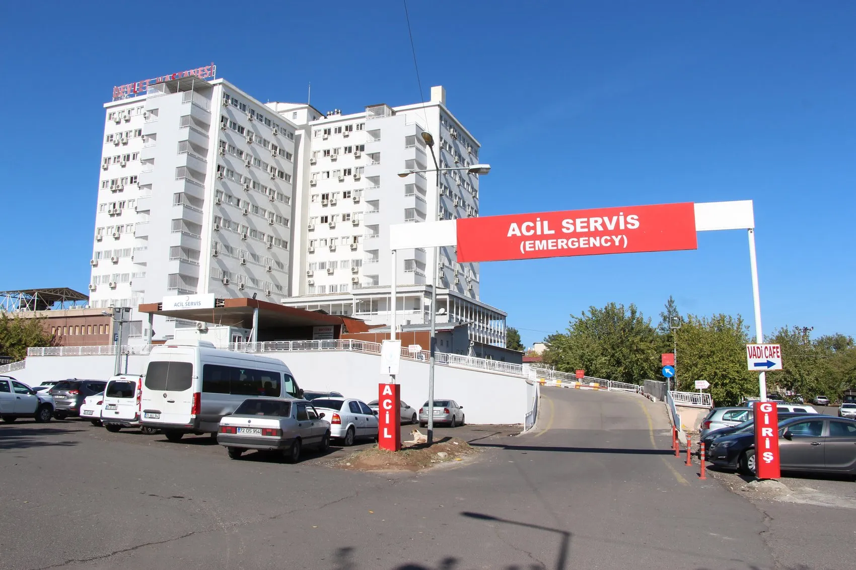 Çınar kırsalında nişan dönüşü acı kaza Takla atan otomobildeki 3 kişi ağır yaralandı
