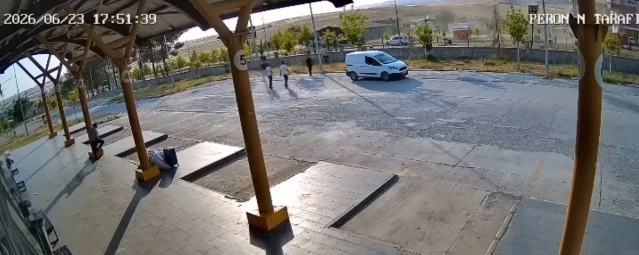 Silvan'da kontrolden çıkan araç takla attı İki kişinin ağır yaralandığı kaza kamerada