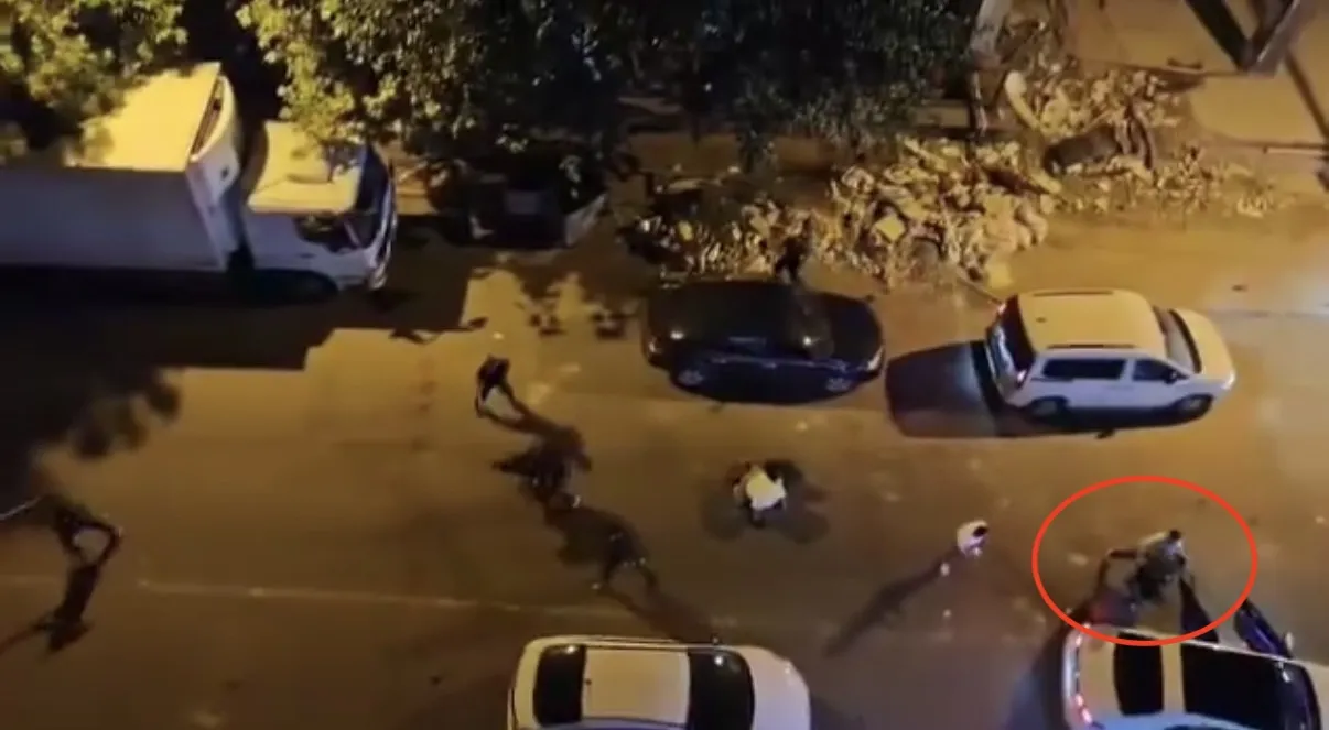 Bağlar'da sokak ortasında silahlı hesaplaşma Yaralanan kişi hastaneye kaldırıldı