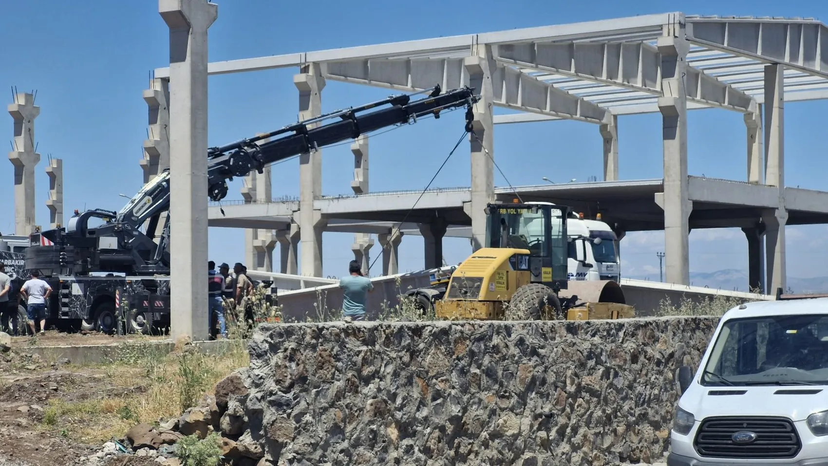 Kayapınar’daki fabrika inşaatında beton blok felaketi 55 yaşındaki işçi hayatını kaybetti