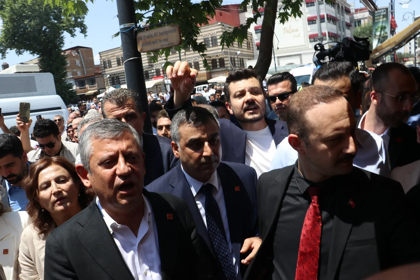 Özgür Özel Diyarbakır'da Tahir Elçi'nin anısına karanfil bıraktı Yol cümleden uludur