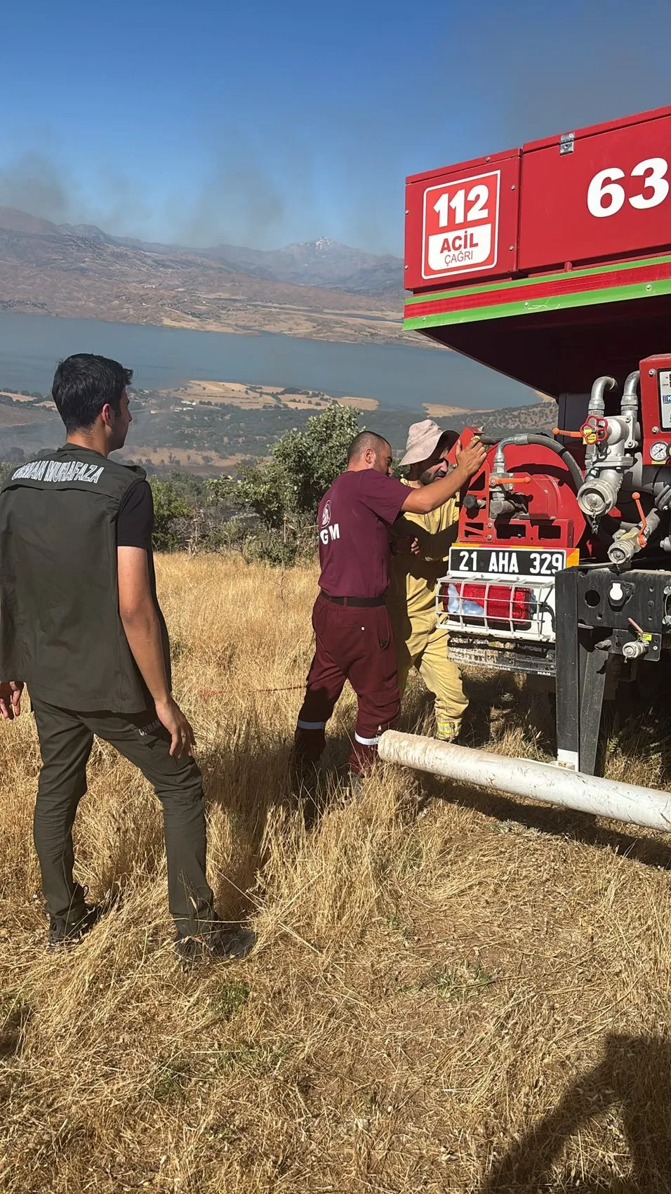 Diyarbakır'ın kırsalında aniden yükselen alevler paniği tetikledi Örtü yangını korkuttu