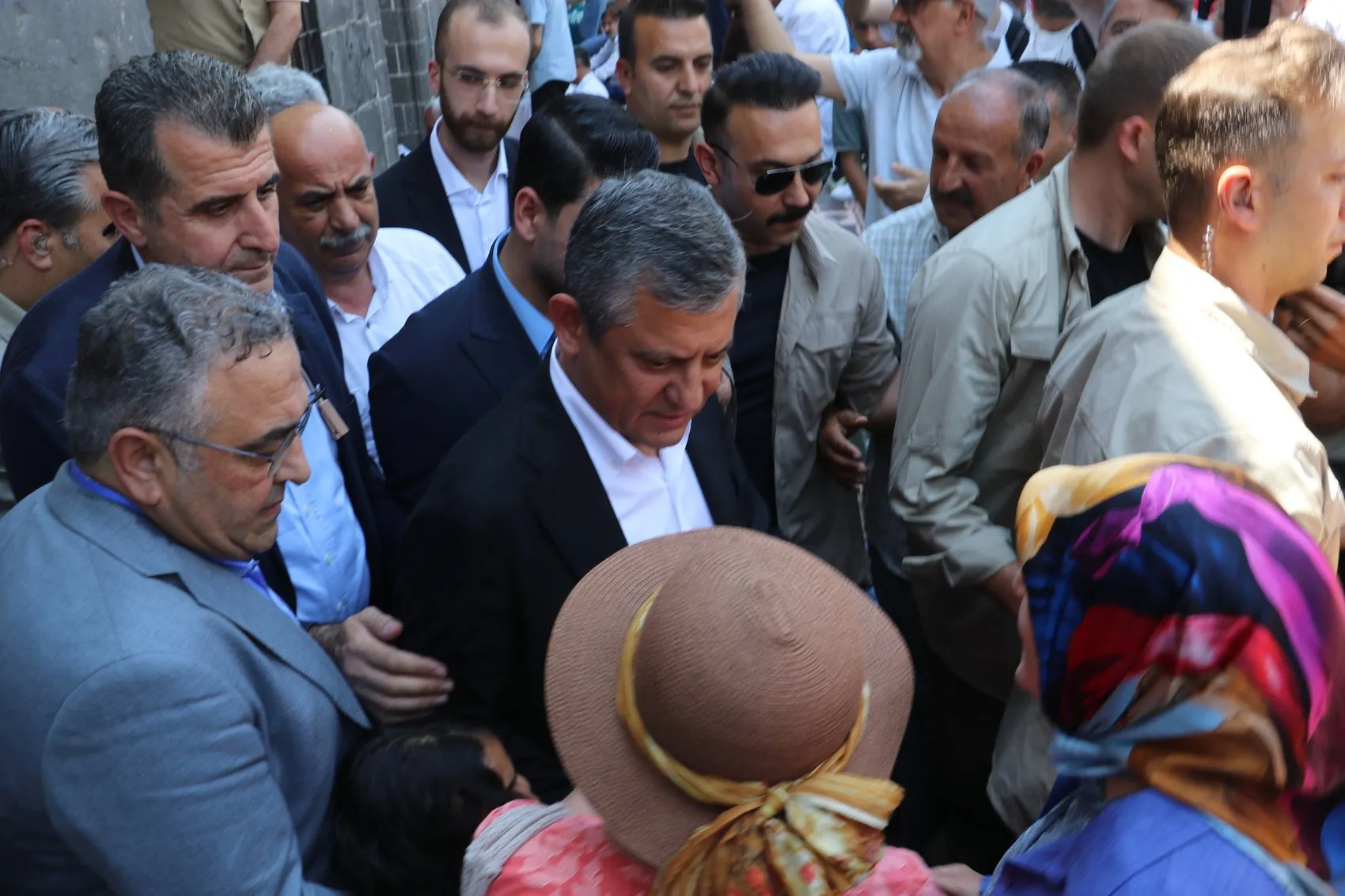 Özgür Özel Diyarbakır'da Tahir Elçi'nin anısına karanfil bıraktı Yol cümleden uludur