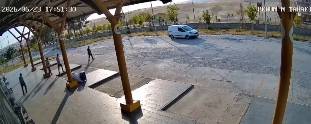 Silvan'da kontrolden çıkan araç takla attı İki kişinin ağır yaralandığı kaza kamerada