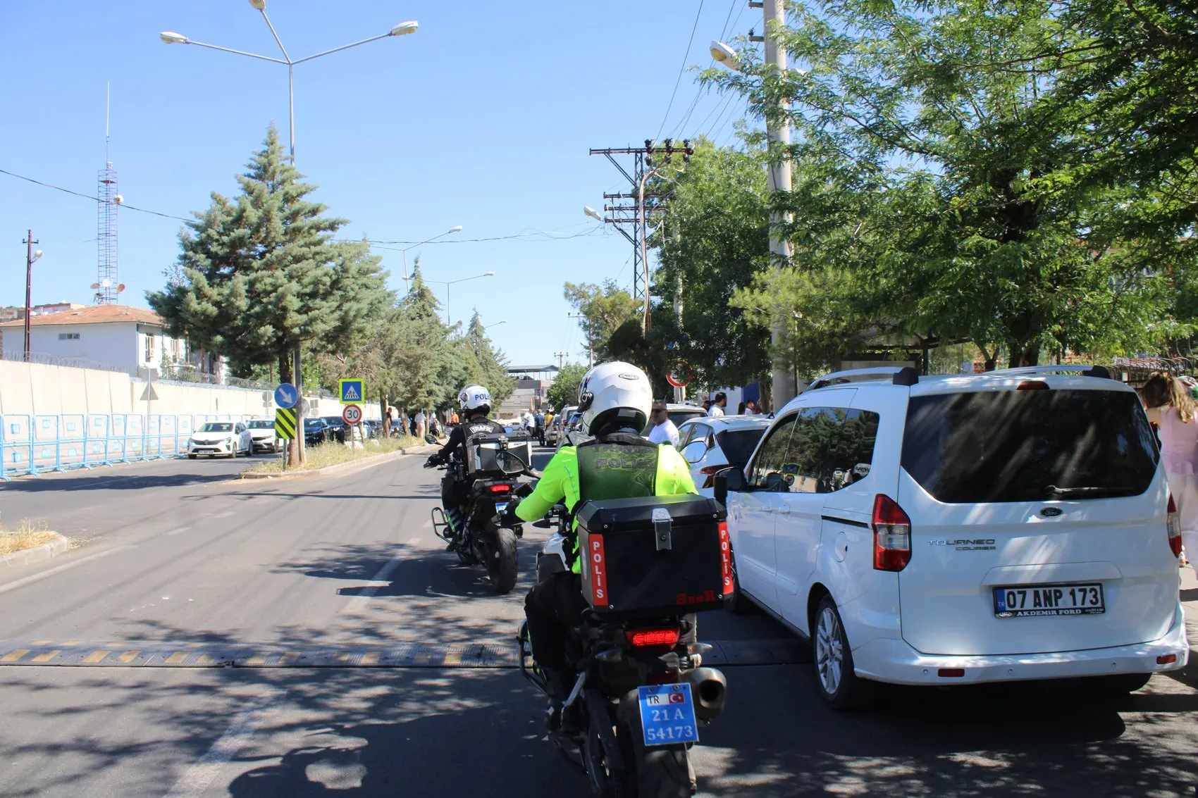 Diyarbakır LGS sınavında okul karıştıran 25 öğrenciyi polis ekipleri yetişirdi