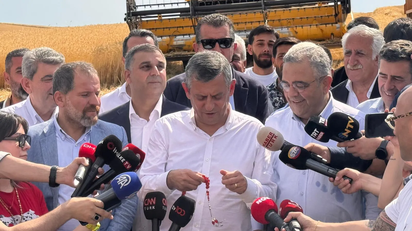 Bismil'de buğday hasadına katılan Özgür Özel'den çiftçilere borç faizi sözü