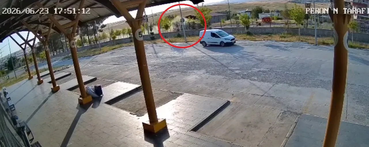 Silvan'da kontrolden çıkan araç takla attı İki kişinin ağır yaralandığı kaza kamerada