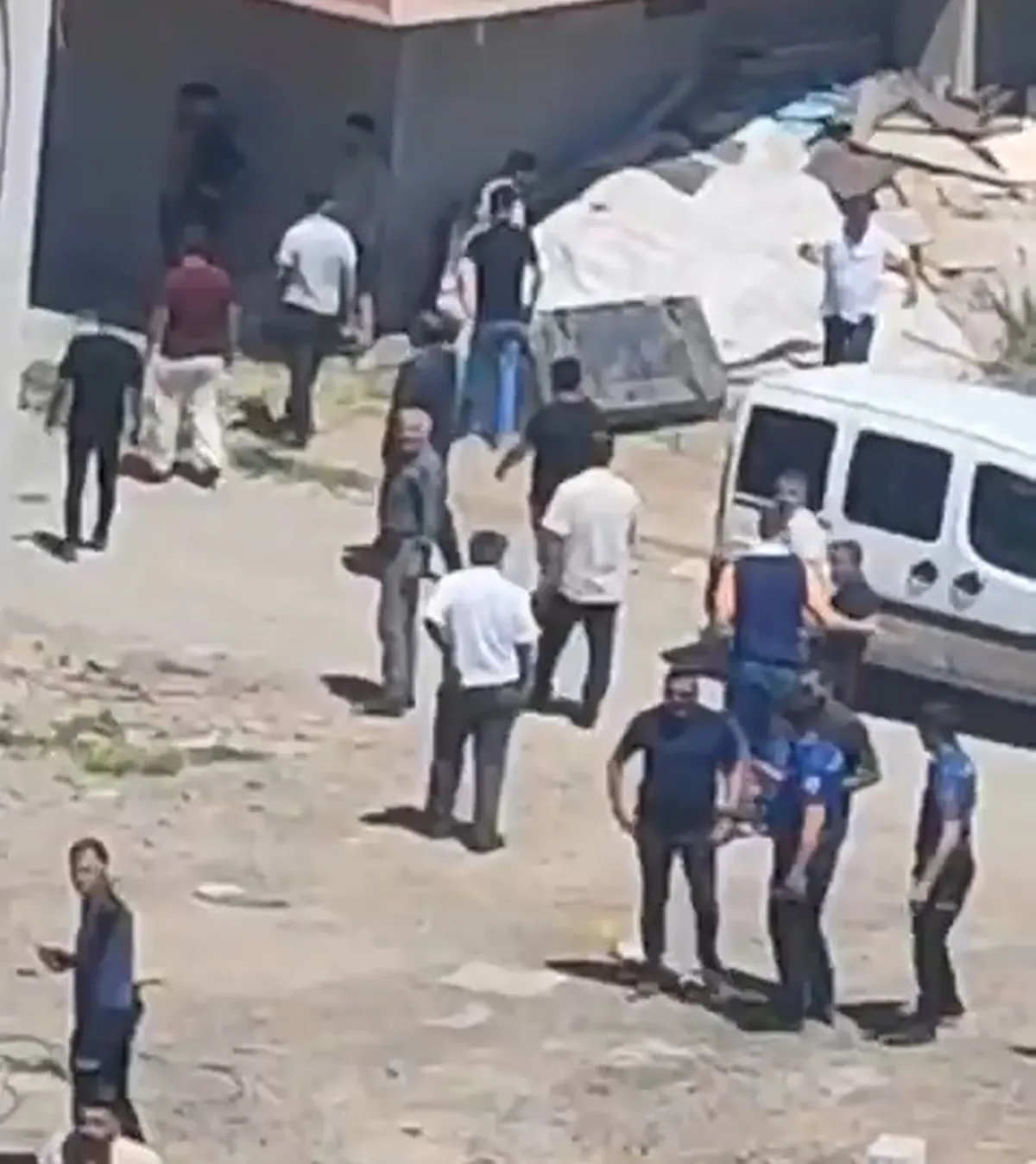 Sur ilçesinde Bahtiyar ailesinin yakınlarının karıştığı kavgada 5 kişi yaralandı