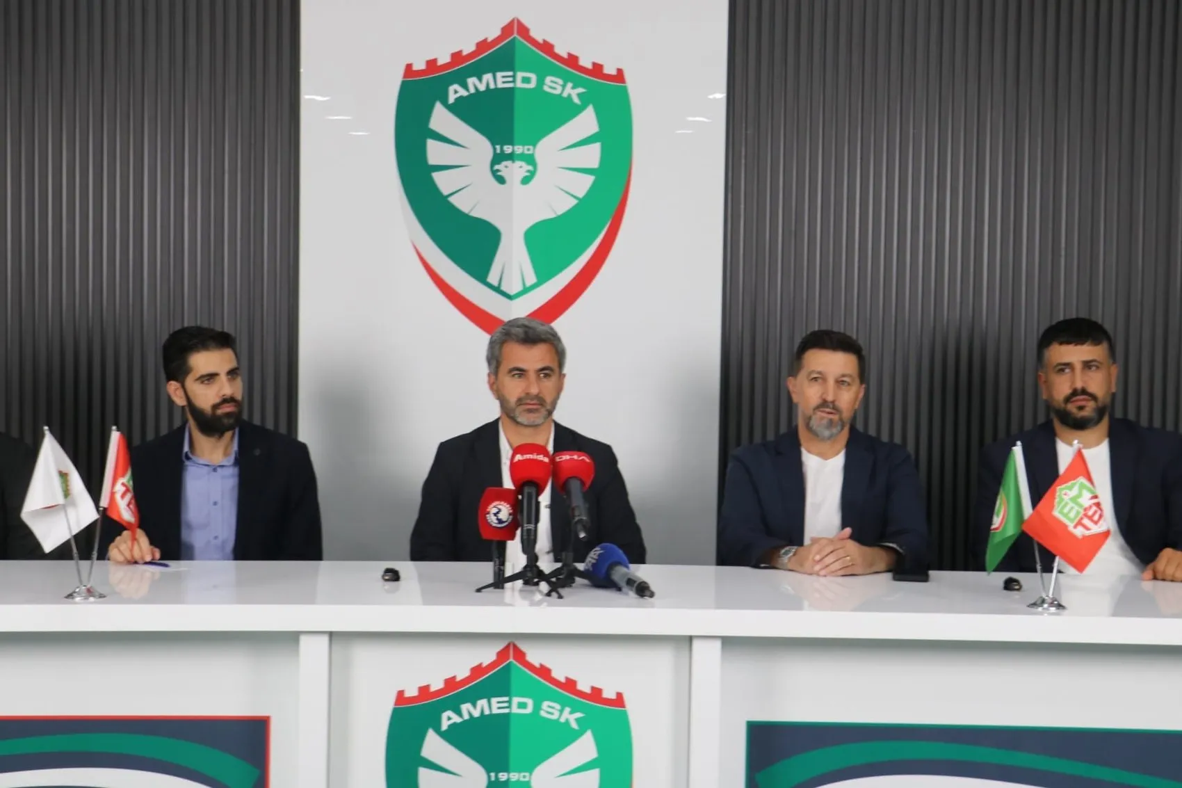 Amedspor'un yeni teknik patronu Besnik Hasi oldu 2 yıllık resmi imzalar atıldı
