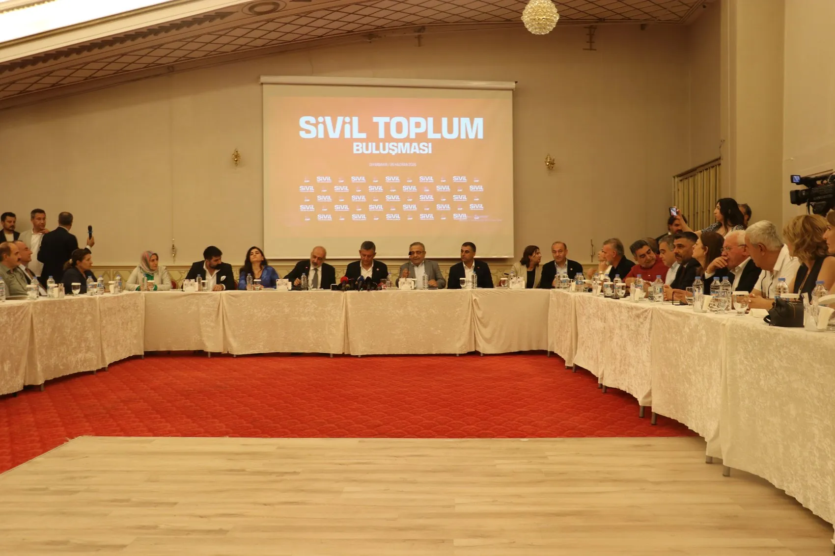 Özgür Özel Diyarbakır'da konuştu Mesele CHP'nin iç tartışması değil, demokrasi meselesidir