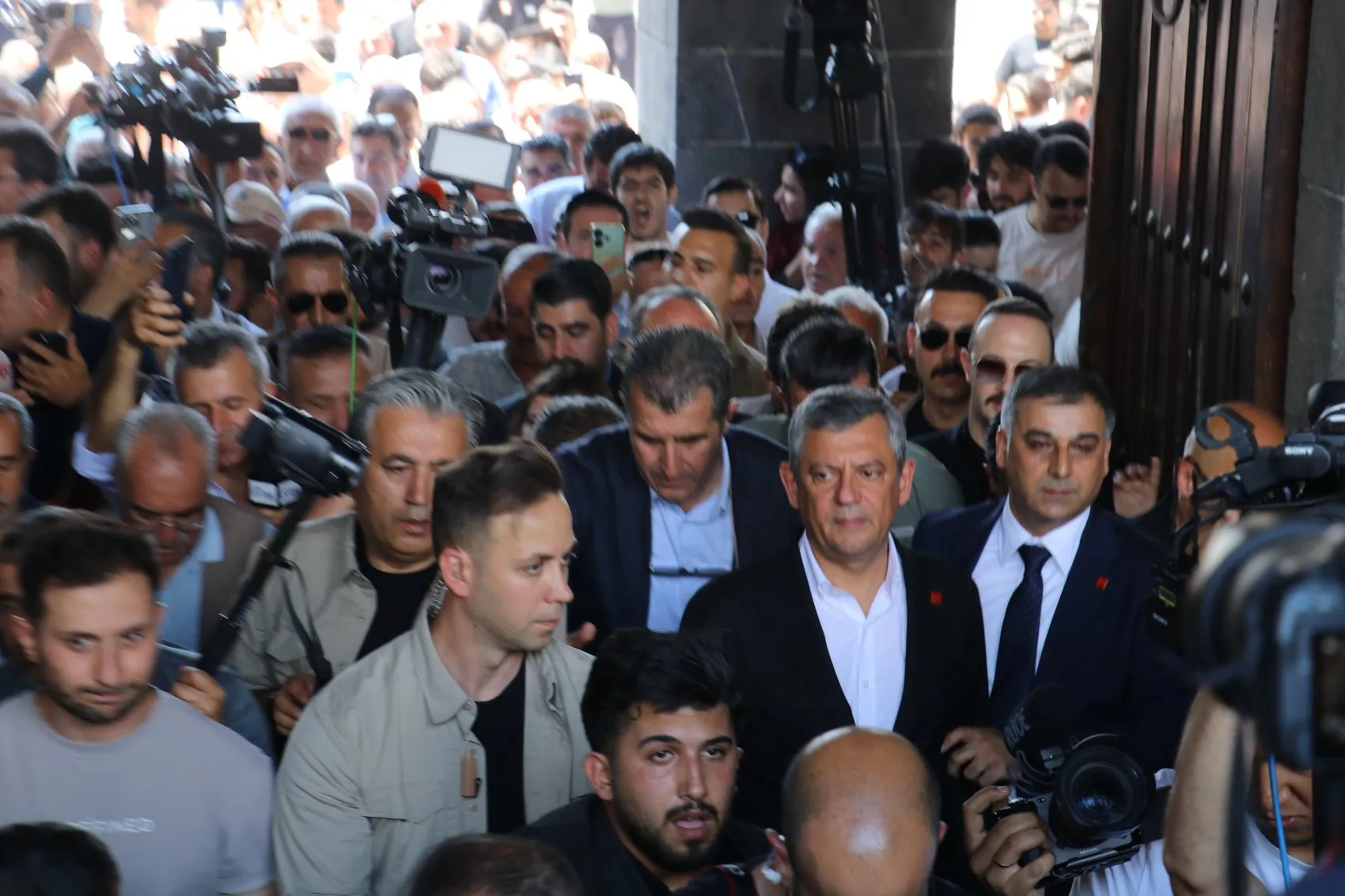 Özgür Özel Diyarbakır'da Tahir Elçi'nin anısına karanfil bıraktı Yol cümleden uludur