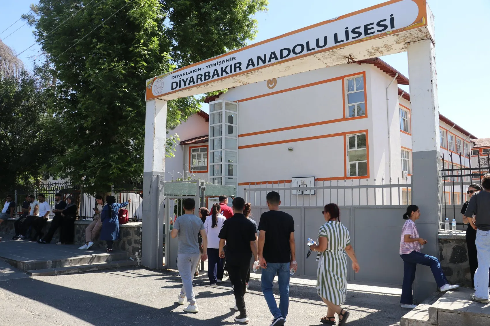 Diyarbakır'da AYT maratonu başladı Sınav salonuna giren gençlerin aileleri kapıda dua etti