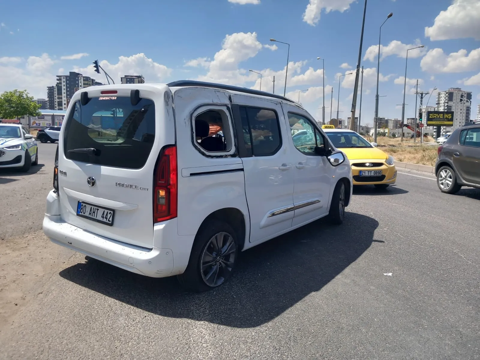 Kayapınar Mezopotamya Bulvarı’nda şiddetli çarpışma 7 vatandaşımız yaralandı
