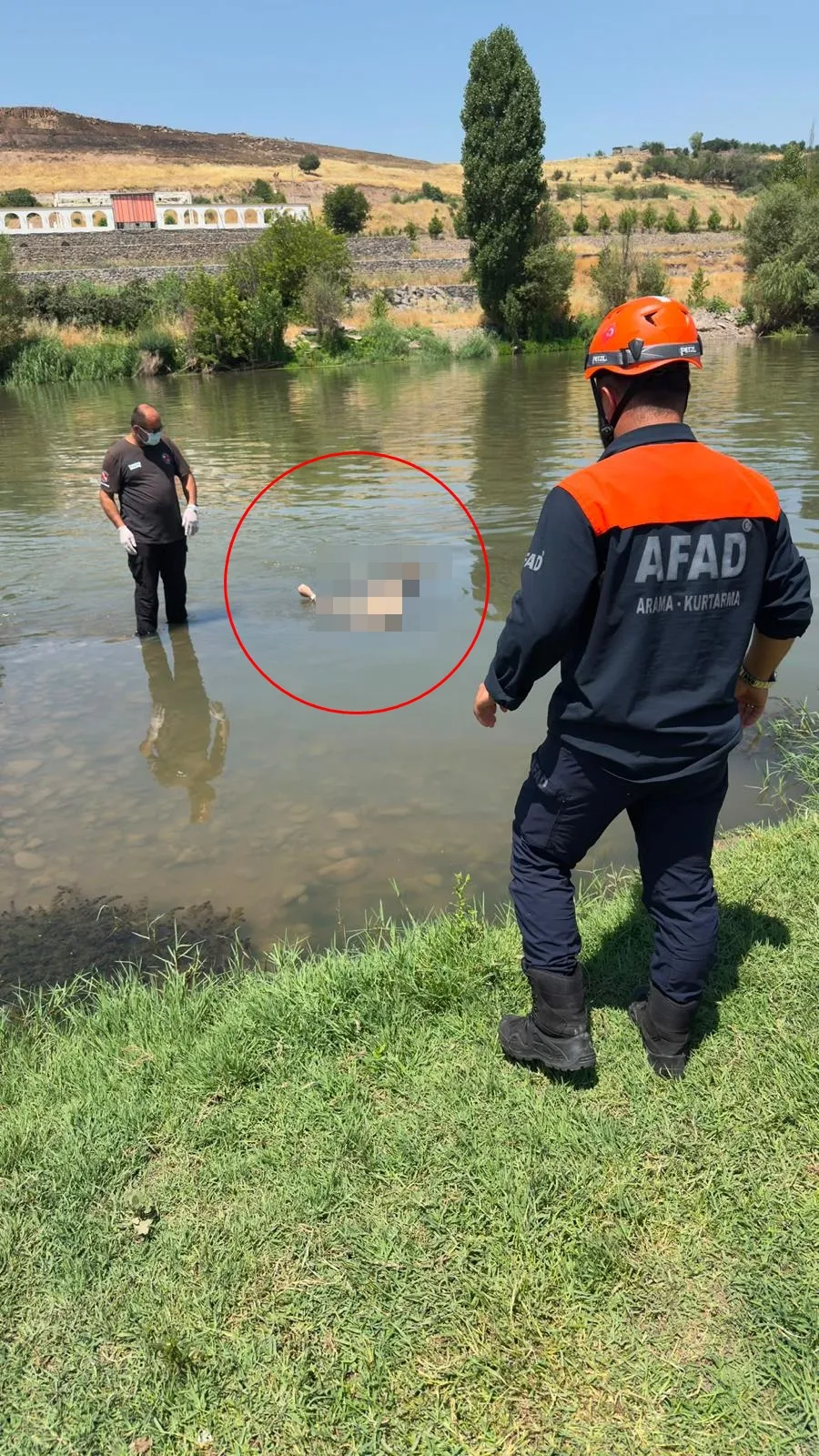 Sur'daki Bağıvar mevkiinde Dicle Nehri yüzeyinde bir erkeğe ait cansız beden bulundu