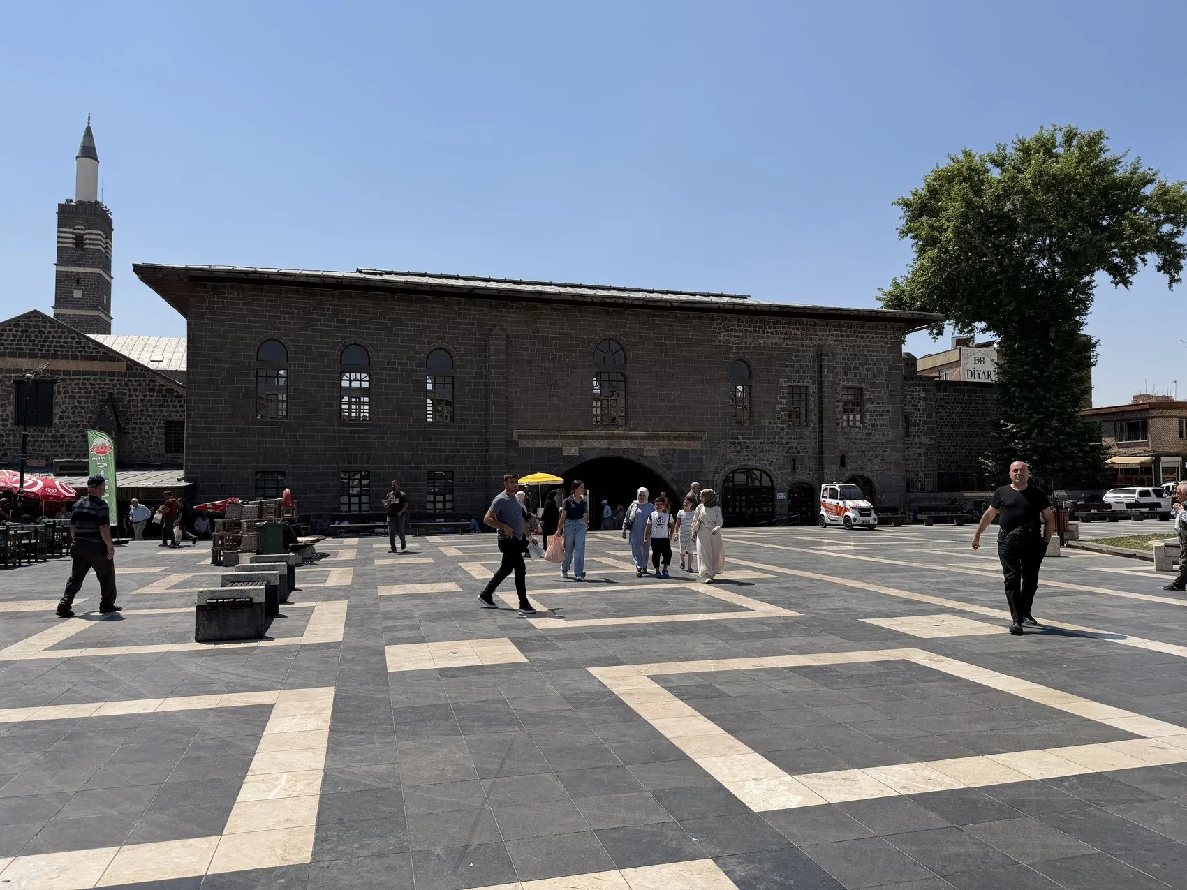 Diyarbakır'da termometreler 40 dereceyi gösterince vatandaşlar çareyi camilerde buldu