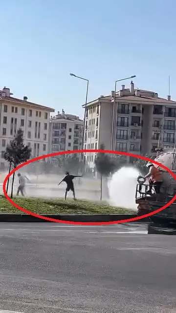 Diyarbakır Yenişehir’de 39 derece sıcaklık Çocuklar belediye aracının suyuyla ferahladı
