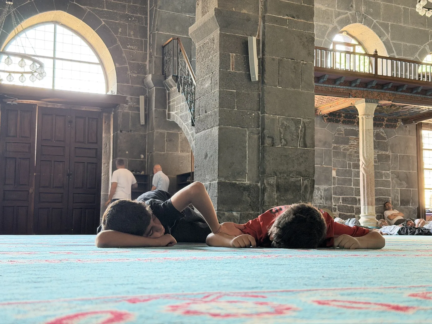 Diyarbakır'da termometreler 40 dereceyi gösterince vatandaşlar çareyi camilerde buldu