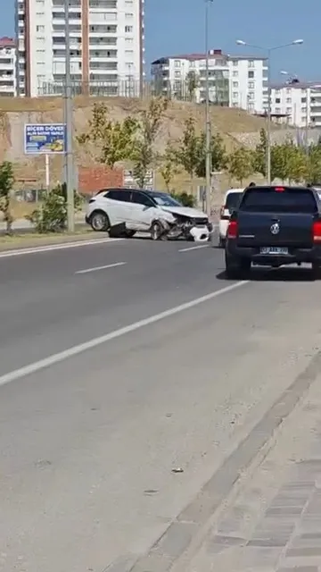 Silvan'da kontrolden çıkan araç faciayı kıl payı teğet geçti Yayanın refleks anı kamerada