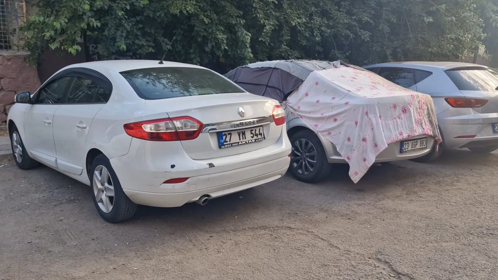 Diyarbakır Yenişehir’de 39 derece sıcaklık Çocuklar belediye aracının suyuyla ferahladı