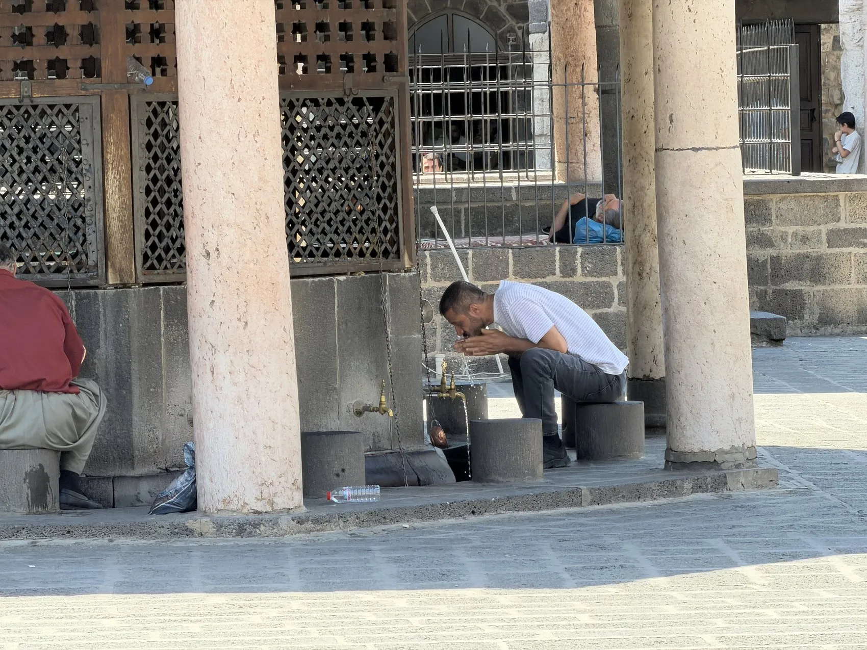 Diyarbakır'da termometreler 40 dereceyi gösterince vatandaşlar çareyi camilerde buldu